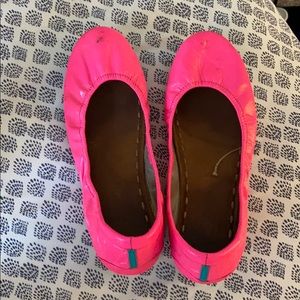 Pop pink patent tieks